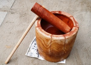 mortar_and_a_mallet_to_make_a_rice_cakekatori-cityjapan